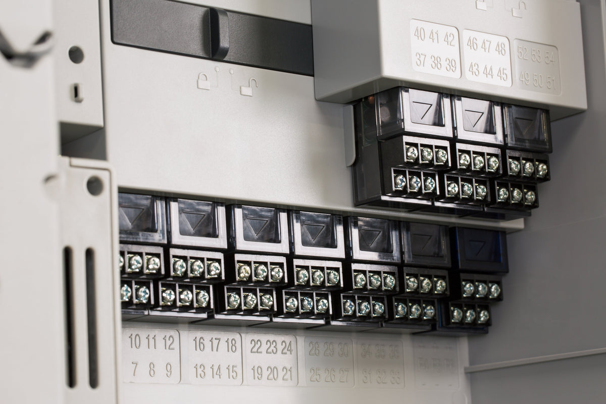 Hunter Acc2 12 - Station Base Unit Controller, Expands To 54 Stations, Plastic Outdoor Wall Mount